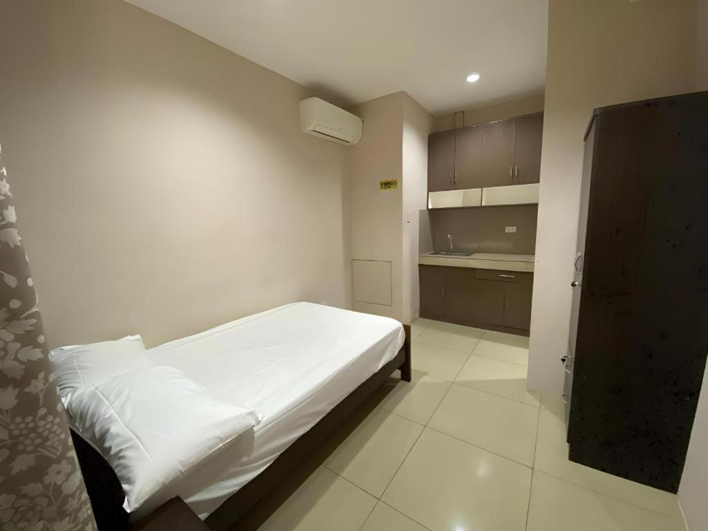 Oyo 766 Ichehan Apartments Manila Luaran gambar